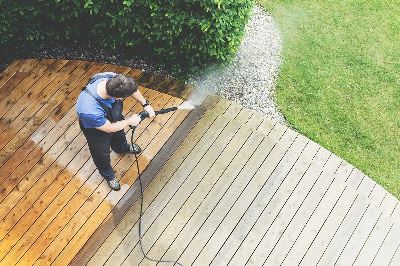 Nettoyer une terrasse en bois